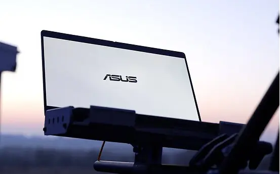 Wytrzymałość ASUS ExpertBook Ultra 8856 m n.p.m. !! Banner