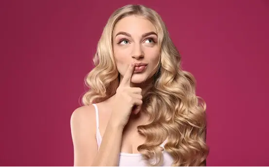 Włosowe trendy: glass hair, heatless curls i blowout Banner